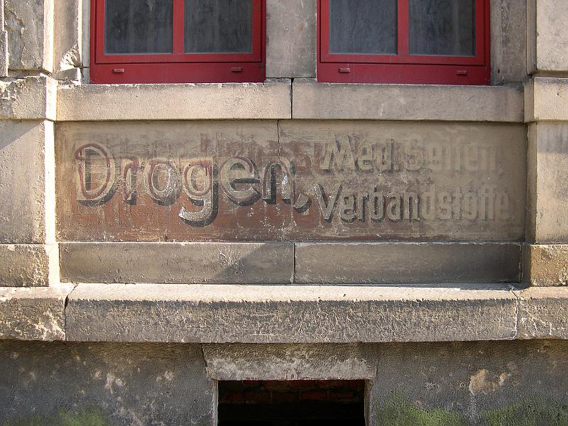 Dresden-Pieschen, Leipziger Str. 150, 18.5.2009 (2).JPG - Drogen, Med. Seifen, Verbandstoffe (darunter: ... Untersuchung ... )